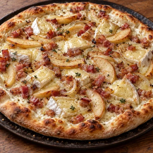 Pizza camembert pommes et lardons avec oignon, thym et croûte dorée sur un plateau