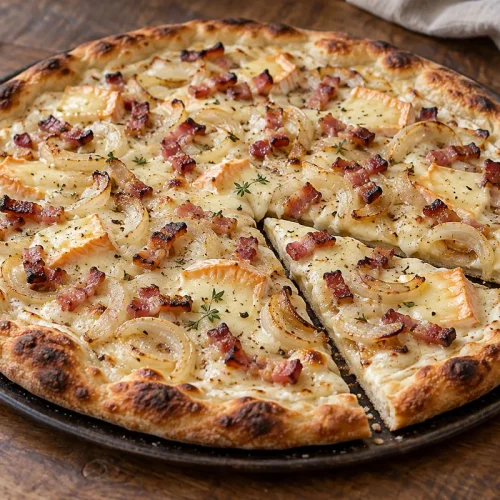Pizza au maroilles fondu, oignons et lardons sur une base crème avec une pâte dorée